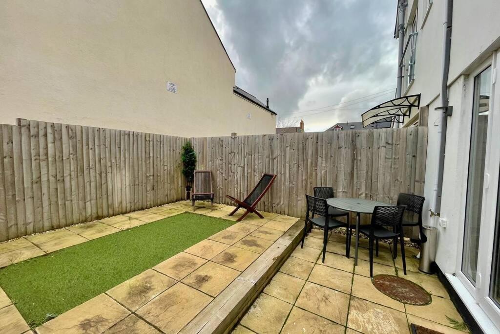 Stylish Modern Two Bedroom Apartment With Garden Cardiff Exterior foto